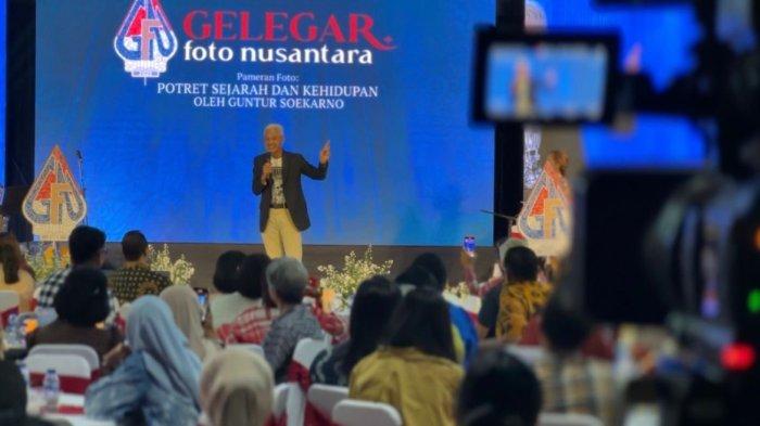 FOTO SOEKARNO-HATTA - Mantan Gubernur Jawa Tengah Ganjar Pranowo beri testimoni atas pemeran foto karya Guntur Soekarnoputra di Galeri Nasional Indonesia, Jakarta, Jumat (13/6/2025). Ia mengaku sempat berdebat dengan mantan eks Gubernur DKI Jakarta, Basuki Tjahaja Purnama atau Ahok, perihal penyebab Presiden dan Wakil Presiden pertama RI, Ir Soekarno-Muhammad Hatta tidak tersenyum dalam salah satu foto yang dipamerkan. 