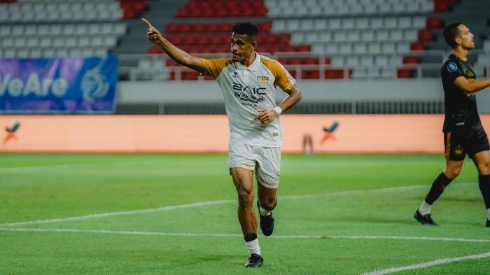 SELEBRASI - Gelandang Dewa United, Ricky Kambuaya, berselebrasi usai mencetak gol ke gawang PSIS Semarang dalam duel pekan ke-21 Liga 1 2024/25, di Stadion Jatidiri, Semarang, Jawa Tengah. Dewa United kini berada di urutan keempat klasemen sementara.