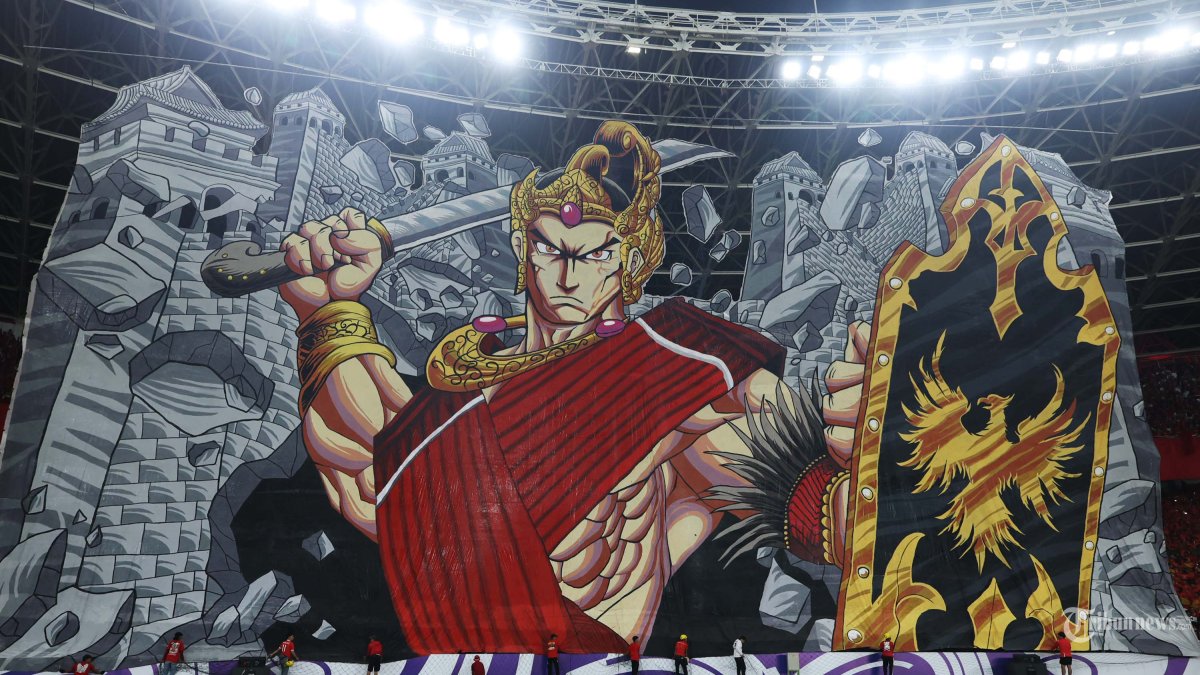 TIFO DUKUNGAN - Koreografi atau tifo dari La Grande Indonesia mewarnai tribune utara Stadion Utama Gelora Bung Karno (SUGBK) Jakarta saat Timnas Indonesia melawan Timnas China pada Kualifikasi Piala Dunia 2026 zona Asia, Kamis (5/6/2025). Indonesia berhasil memenangkan pertandingan dengan skor tipis 1-0 melawan China. Di foto menggunakan kamera Canon EOS R1 dan lensa RF 100-500mm. TRIBUNNEWS/HERUDIN