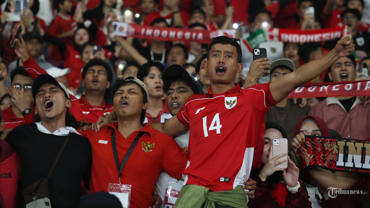 DUKUNGAN SUPORTER - Suporter Timnas Indonesia memberikan dukungan saat melawan Timnas China pada Kualifikasi Piala Dunia 2026 zona Asia di Stadion Gelora Bung Karno (GBK) Jakarta, Kamis (5/6/2025). Indonesia berhasil memenangkan pertandingan dengan skor tipis 1-0 melawan China. Di foto menggunakan kamera Canon EOS R1 dan lensa RF 100-500mm. TRIBUNNEWS/HERUDIN
