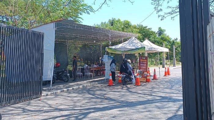 Tiket masuk - Gerbang depan tempat pembelian tiket masuk Taman Balekambang Solo dengan menggunakan scan QRIS, Minggu (7/7/2025).