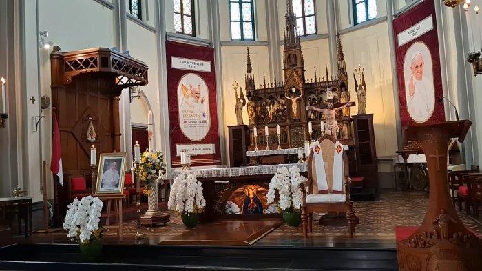 PAUS FRANSISKUS WAFAT - Suasana Gereja Katedral di Jakarta, Rabu (23/4/2025). Gereja Katedral melakukan persiapan jelang misa requiem untuk mendoakan Paus Fransiskus yang akan diselenggarakan pada Kamis (24/4/2025) pukul 18.00 WIB.