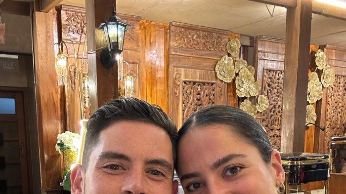 GIA DAN SUAMI - Mantan rekan setim Megawati Hangestri, Gia Milana, hadir ke resepsi pernikahannya bersama sang suami, Daniel Day.