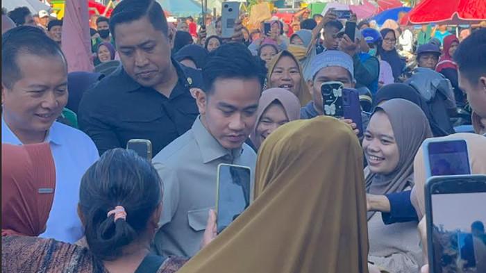 GIBRAN DI MATARAM - Wakil Presiden RI Gibran Rakabuming Raka blusukan ke Pasar Kebon Roek, Mataram, Nusa Tenggara Barat, Sabtu (2/8/2025) pagi.