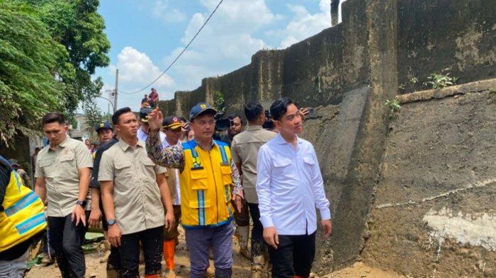 PAKAI SEPATU BOOT - Wakil Presiden Gibran Rakabuming Raka meninjau titik banjir paling parah di Pondok Gede Permai Bekasi, Rabu (5/3/2025)