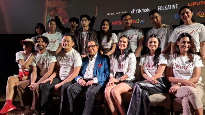 FILM GOWOK - Para cast dan tim produksi dari film 'Gowok Kamasutra Jawa' usai jumpa pers di XXI Plaza Indonesia, Jakarta Pusat, Senin (26/5/2025).