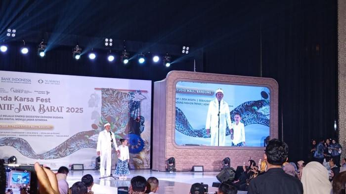 TAMPIL DI CATWALK - Gubernur Jabar, Dedi Mulyadi bersama anak bungsunya, Hyang Sukma Ayu saat tampil di atas catwalk, dalam acara Sunda Karsa Fest Karya Kerajinan Jawa Barat (KKJB) 2025 di Trans Luxury Hotel, Bandung, Jumat (18/7/2025).