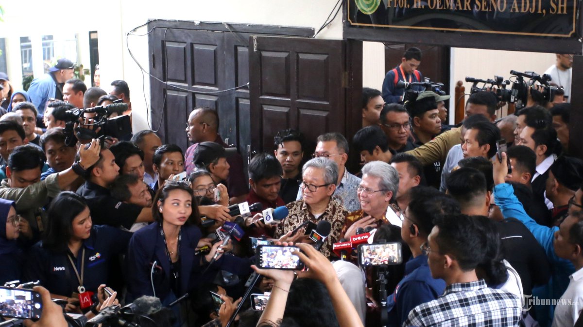 DITOLAK - Kuasa hukum Sekjen PDI Perjuangan Hasto Kristiyanto menjawab pertanyaan wartawan usai mengikuti sidang putusan praperadilan di PN Jakarta Selatan, Jakarta, Kamis (13/2/2025). Hakim tunggal Pengadilan Negeri (PN) Jakarta Selatan Djuyamto menyatakan tidak dapat menerima Praperadilan Sekretaris Jenderal PDI-Perjuangan (PDIP) Hasto Kristiyanto selaku tersangka kasus dugaan suap penetapan pergantian antarwaktu (PAW) anggota DPR RI periode 2019-2024 dan perintangan penyidikan. TRIBUNNEWS/IRWAN RISMAWAN