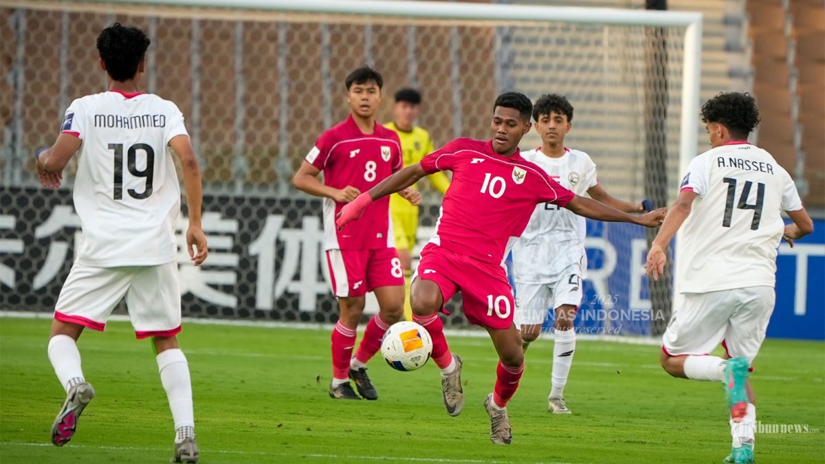 LOLOS PIALA DUNIA - Pesepak bola Timnas U-17 Indonesia Fadly Alberto (tiga kanan) menguasai bola saat melawan Timnas U-17 Yaman pada pertandingan kedua Grup C Piala Asia U-17 di Stadion Prince Abdullah Al-Faisal, Jeddah, Senin (7/4/2025) malam WIB. Timnas U-17 Indonesia berhasil menggulung Yaman dengan skor 4-1 sehingga lolos ke Piala Dunia U-17 2025. TRIBUNNEWS/PSSI/HO