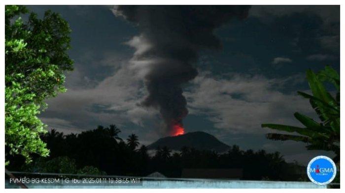 Gunung Ibu di Kabupaten Halmahera Barat, Maluku Utara erupsi dengan tinggi kolom abu 4.000 meter di atas puncak pada Sabtu (11/1/2025) malam.