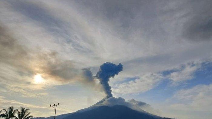 MELETUS - Gunung Lewotobi Laki-laki di Kabupaten Flores Timur mengeluarkan abu vulkanik setinggi 1,5 km pada Sabtu (22/2/2025). Terbaru, Gunung Lewotobi Laki-laki kembali meletus pada Senin (31/3/2025) pukul 09.32 Wita.