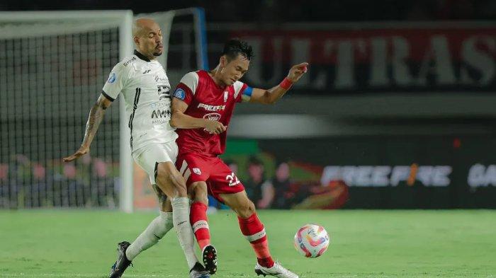 Aksi Gustavo Almeida melawan Sutanto Tan dalam pertandingan pekan ke-20 Liga 1 2024/2025 antara Persis Solo vs Persija Jakarta di Stadion Manahan, Minggu (26/1/2025)