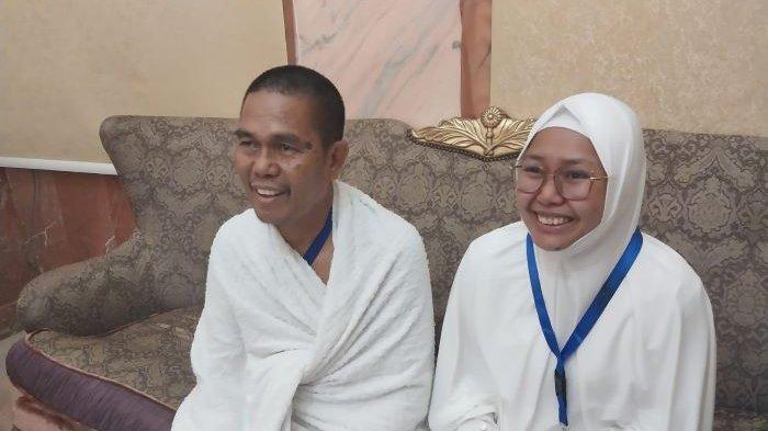 HAJI IFRAD - Aulia Purnamasari Nasir dan ayahnya Muhammad Nasir di Hotel 217 Makkah, Rabu (28/5/2025). Keduanya mengambil skema Haji Ifrad sehingga wajib ihram hingga Armuzna berakhir.