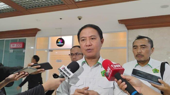 HAJI INDONESIA 2025 - Direktur Jenderal Penyelenggaraan Haji dan Umrah (PHU) Kemenag RI Hilman Latief saat ditemui awak media di Gedung Nusantara II, Kompleks Parlemen Senayan, Jakarta, Senin (19/5/2025). Hilman menyatakan, pihaknya telah tegur maskapai Saudi Airlines karena adanya kendala teknis saat bawa jamaah haji Indonesia.