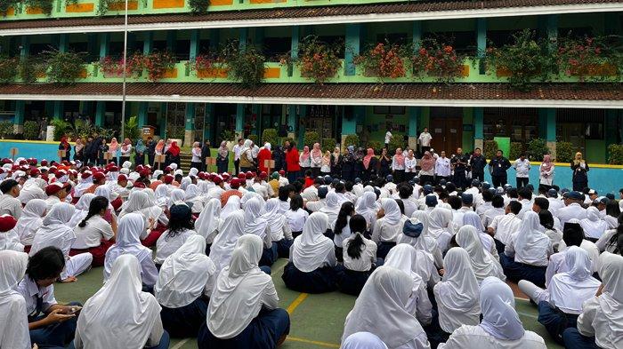 HARI PERTAMA SEKOLAH - Suasana upacara pembukaan Masa Pengenalan Lingkungan Sekolah (MPLS) di salah satu sekolah menengah pertama (SMP) di Jakarta, di hari pertama sekolah Senin (14/7/2025). 
