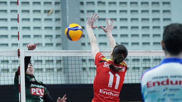 HASIL PROLIGA 2025 - Pevoli Gresik Petrokimia, Megawati Hangestri (kiri) melakukan spike saat melawan tim voli putri Jakarta Pertamina Endro dalam seri ketiga Final Four Proliga 2025 di Gor Sritex Arena, Solo, Jumat (2/5/2025).