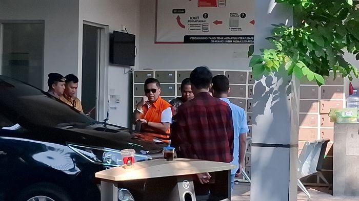 HASTO KRISTIYANTO DIBORGOL- Sekjen PDIP Hasto Kristiyanto terlihat keluar dari Rumah Tahanan KPK, Jakarta dengan masih mengenakan rompi orange dan tangan diborgol pada Jumat (1/8/2025) pagi usai Presiden Prabowo Subianto memnerikan amnesti. Belum diketahui Hasto ke mana, namun mobil tahanan nampak keluar dari KPK