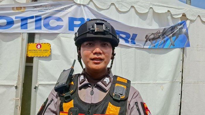 HUT Ke-79 BHAYANGKARA- Briptu Dysandro, anggota Korsabhara Baharkam Polri yang merupakan operator Robot Dog I-K9 membeberkan cara mengoperasikan usai tampil di acara HUT Bhayangkara ke-79 di kawasan Monas, Jakarta Pusat, Selasa (1/7/2025). Adapun pengoperasiannya seperti bermain playstation.