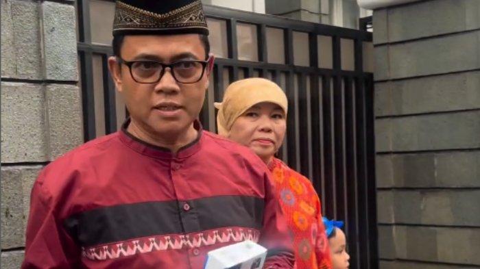 HAJI FAISAL BEREAKSI - Haji Faisal (kiri) tengah bersama sang istri, Dewi Zuhriati (kanan), foto diambil dari Instagram Haji Faisal, @opa_faisal pada Rabu (29/1/2025). Haji Faisal bereaksi terkait kedekatan Fuji dengan Verrell Bramasta.