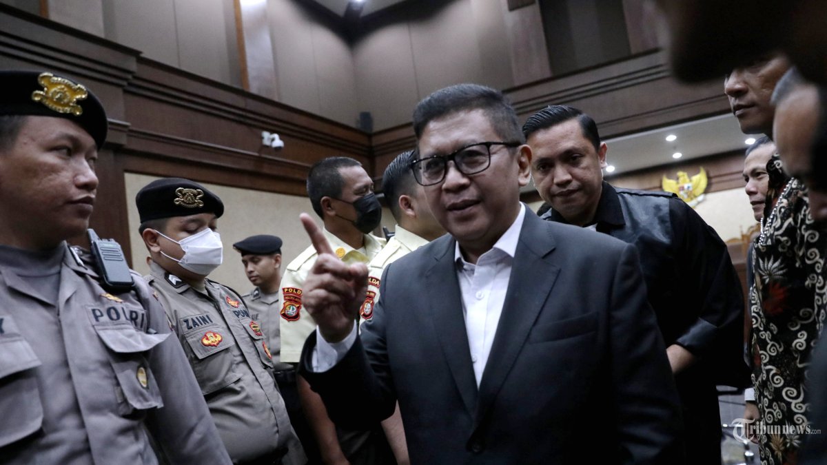 EKSEPSI HASTO KRISTIYANTO - Terdakwa kasus suap dan perintangan penyidikan perkara korupsi tersangka Harun Masiku pada rentang waktu 2019-2024 Hasto Kristiyanto menjalani sidang lanjutan di Pengadilan Tipikor, Jakarta, Jumat (11/4/2025). Majelis hakim Pengadilan Tindak Pidana Korupsi (Tipikor) menolak nota keberatan atau eksepsi yang disampaikan oleh terdakwa kasus dugaan suap dan perintangan penyidikan Hasto Kristiyanto dan sidang akan dilanjutkan dengan agenda pemeriksaan saksi-saksi. TRIBUNNEWS/IRWAN RISMAWAN