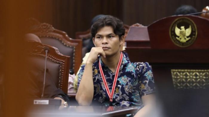 SYARAT PENDIDIKAN CAPRES - Hanter Oriko Siregar, pemohon pengujian Undang-Undang Nomor 7 Tahun 2017 tentang pemilihan Umum, hadiri sidang pengucapan putusan MK, di Gedung MK, Jakarta, Kamis (17/7/2025). Pemohon menggugat Pasal 169 huruf q UU Nomor 7 Tahun 2017 tentang Pemilihan Umum tentang syarat pendidikan Capres-Cawapres minimal ijazah strata satu (S1).
