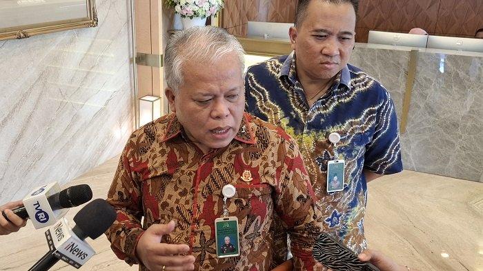 TNI JAGA KEJAKSAAN - Kepala Pusat Penerangan Hukum (Kapuspenkum) Kejaksaan Agung Harli Siregar, saat ditemui di Gedung Kejaksaan Agung, Jakarta Selatan, Jumat (16/5/2025). Harli mengatakan, TNI dan Polri turut bertugas melakukan pengamanan.
