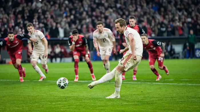 Harry Kane menendang penalti pada laga Bayern Munchen vs Bayer Leverkusen pada leg pertama babak 16 besar  Liga Champions 2024/2025 di Allianz Arena, Munchen, Jerman, Bayern, Kamis (6/3/2025) dini hari WIB. (Laman resmi Bayern Munchen)