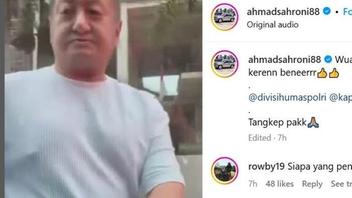AKSI KOBOI JALANAN - Sebuah video yang memperlihatkan aksi koboi jalanan yang dilakukan seorang pria yang diduga bernama Hartono Soekwanto viral di media sosial. Pria tersebut terlihat mengacungkan jari tengah sambil menggedor pintu mobil dan terlihat membawa senjata api.