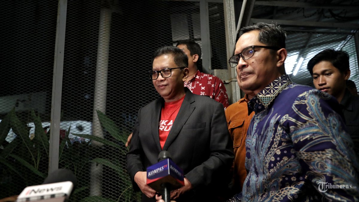 HASTO BEBAS - Terpidana kasus dugaan suap pergantian antarwaktu (PAW) untuk anggota DPR Harun Masiku dan perintangan penyidikan, Hasto Kristiyanto berjalan keluar dari Rumah Tahanan Kelas 1 Jakarta Timur Cabang Rutan KPK, Jakarta, Jumat (1/8/2025). Hasto Kristiyanto resmi bebas setelah mendapatkan amnesti dari Presiden Prabowo Subianto yang disetujui oleh DPR pada Kamis (31/7). TRIBUNNEWS/IRWAN RISMAWAN