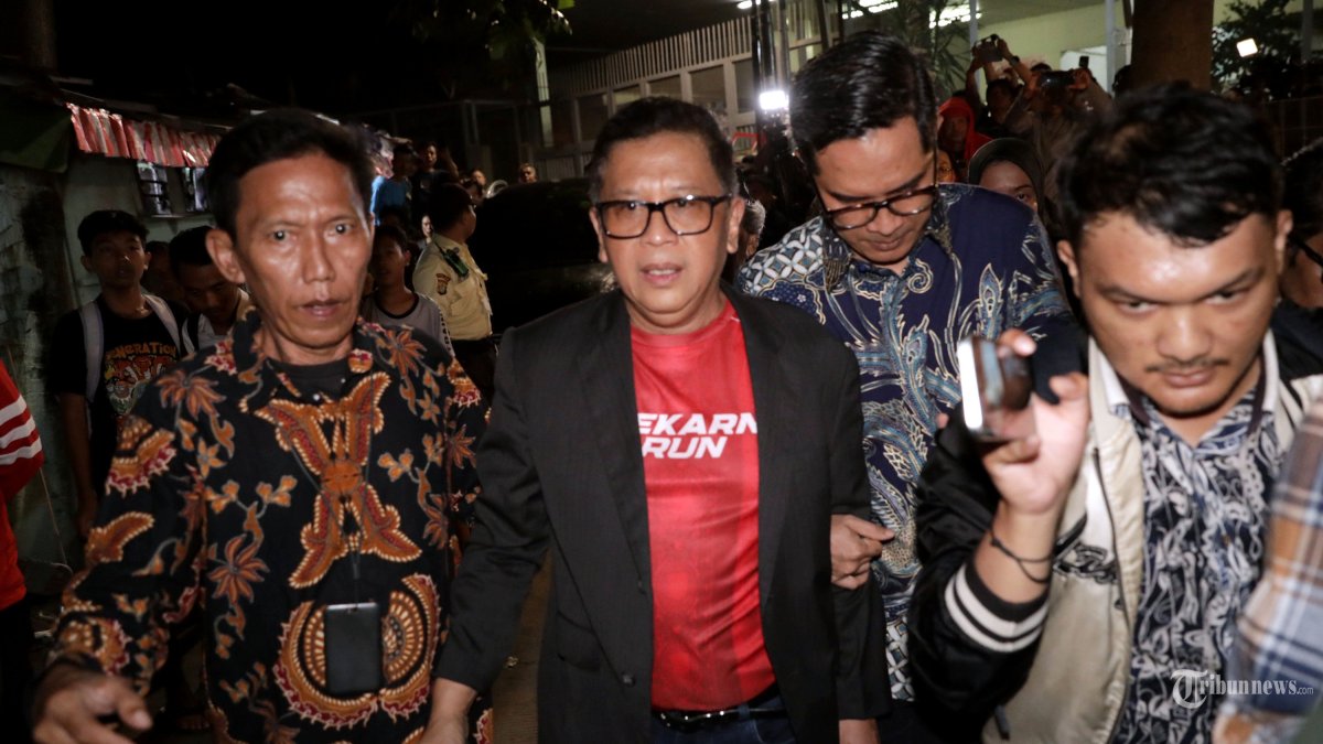 HASTO BEBAS - Terpidana kasus dugaan suap pergantian antarwaktu (PAW) untuk anggota DPR Harun Masiku dan perintangan penyidikan, Hasto Kristiyanto berjalan keluar dari Rumah Tahanan Kelas 1 Jakarta Timur Cabang Rutan KPK, Jakarta, Jumat (1/8/2025). Hasto Kristiyanto resmi bebas setelah mendapatkan amnesti dari Presiden Prabowo Subianto yang disetujui oleh DPR pada Kamis (31/7).
