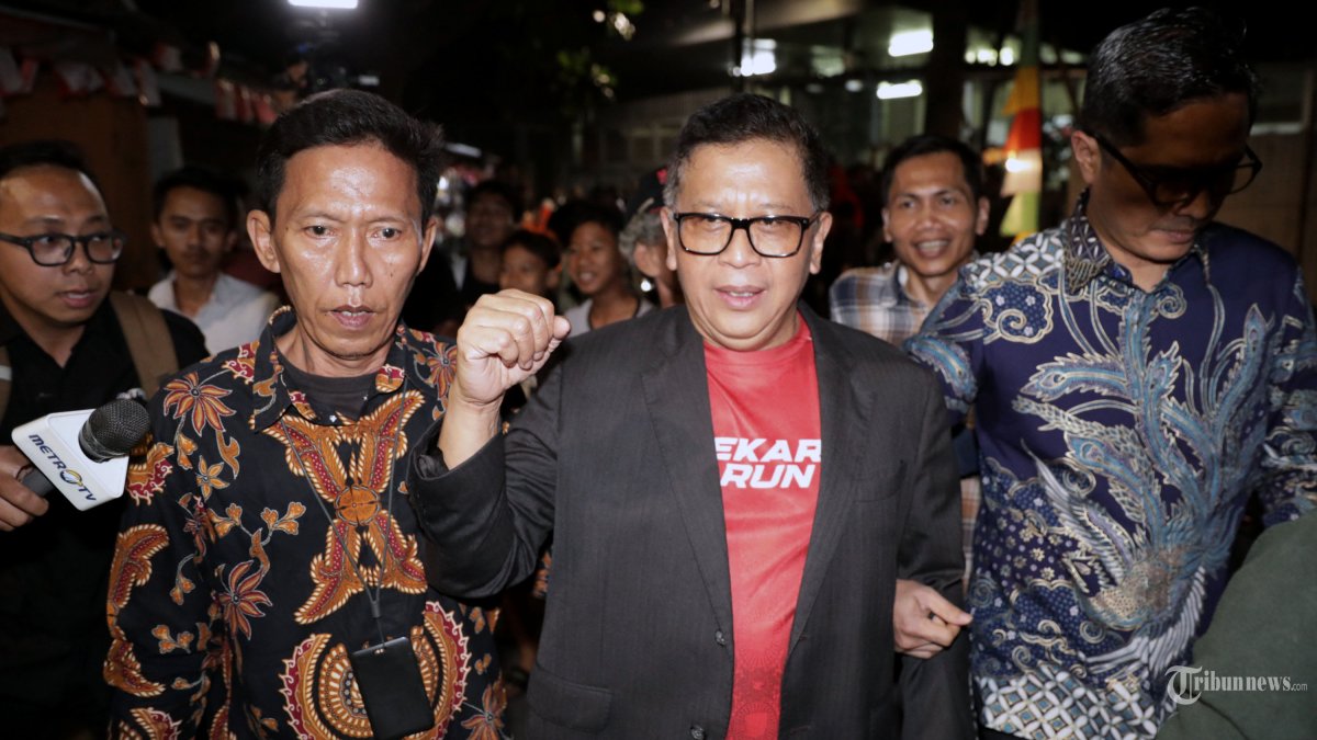 HASTO BEBAS - Terpidana kasus dugaan suap pergantian antarwaktu (PAW) untuk anggota DPR Harun Masiku dan perintangan penyidikan, Hasto Kristiyanto berjalan keluar dari Rumah Tahanan Kelas 1 Jakarta Timur Cabang Rutan KPK, Jakarta, Jumat (1/8/2025). Hasto Kristiyanto resmi bebas setelah mendapatkan amnesti dari Presiden Prabowo Subianto yang disetujui oleh DPR pada Kamis (31/7). TRIBUNNEWS/IRWAN RISMAWAN