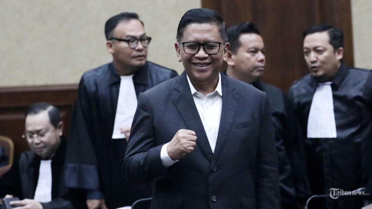 SIDANG TUNTUTAN HASTO - Terdakwa kasus dugaan suap pergantian antarwaktu (PAW) untuk anggota DPR Harun Masiku, Hasto Kristiyanto menjalani sidang tuntutan di Pengadilan Tipikor, Jakarta, Kamis (3/7/2025). Jaksa Penuntut Umum (JPU) KPK menuntut Sekjen PDI Perjuangan Hasto Kriatiyanto dengan pidana penjara selama 7 tahun, denda Rp 650 juta subsider 6 bulan. TRIBUNNEWS/IRWAN RISMAWAN