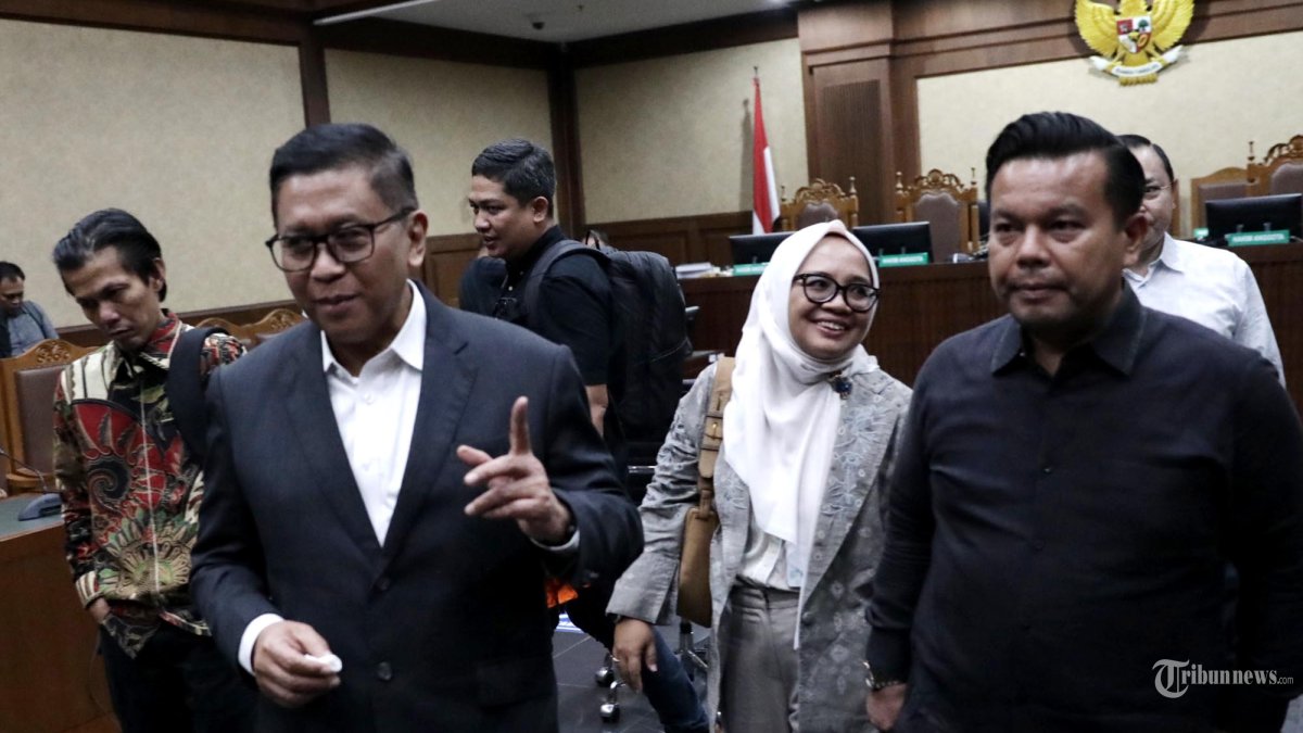 SIDANG TUNTUTAN HASTO - Terdakwa kasus dugaan suap pergantian antarwaktu (PAW) untuk anggota DPR Harun Masiku, Hasto Kristiyanto menjalani sidang tuntutan di Pengadilan Tipikor, Jakarta, Kamis (3/7/2025). Jaksa Penuntut Umum (JPU) KPK menuntut Sekjen PDI Perjuangan Hasto Kriatiyanto dengan pidana penjara selama 7 tahun, denda Rp 650 juta subsider 6 bulan. TRIBUNNEWS/IRWAN RISMAWAN