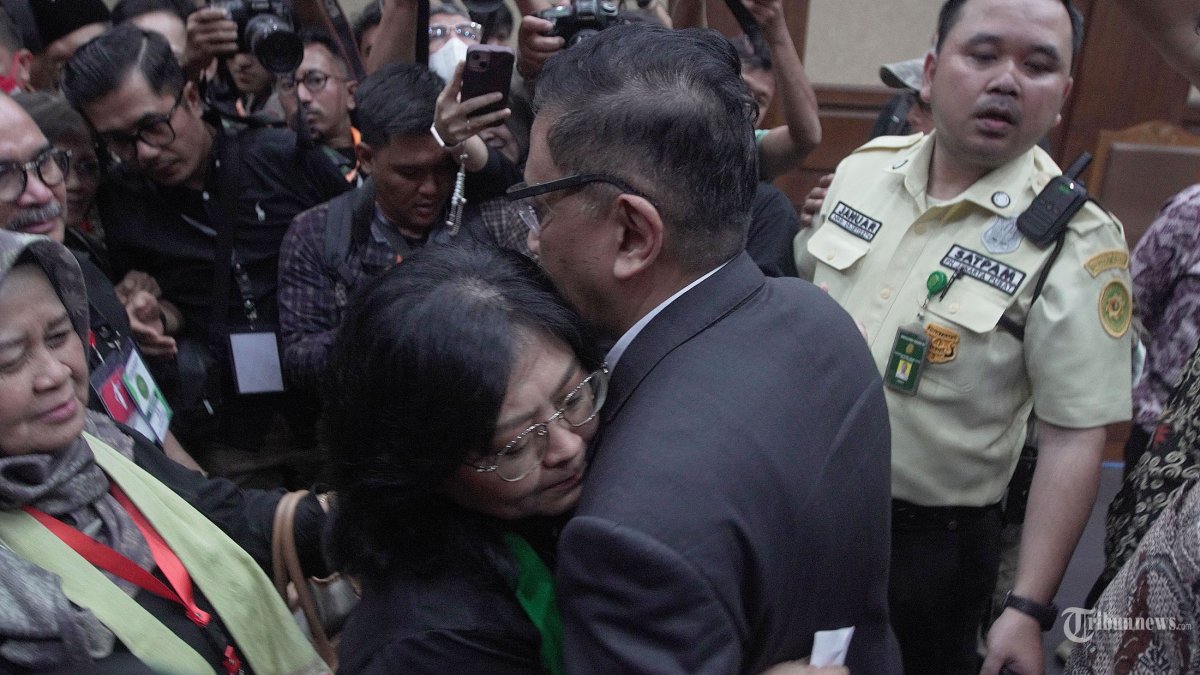 SIDANG VONIS HASTO - Sekretaris Jenderal (Sekjen) PDI-P Hasto Kristiyanto memeluk sang istri usai menjalani sidang vonis dugaan suap dan perintangan penyidikan perkara Harun Masiku di Pengadilan Tipikor Jakarta Pusat, Jumat (25/7/2025). Hasto Kristiyanto divonis 3,5 tahun penjara dalam kasus suap perkara Harun Masiku. Ketua Majelis Hakim Pengadilan Tipikor Jakarta Pusat Rios Rahmanto menyebutkan, Hasto terbukti bersalah terlibat menyuap Komisioner Komisi Pemilihan Umum (KPU) 2017-2022 Wahyu Setiawan. Tribunnews/Jeprima
