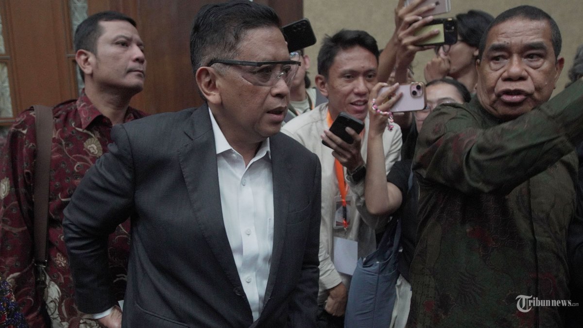 SIDANG VONIS HASTO - Sekretaris Jenderal (Sekjen) PDI-P Hasto Kristiyanto usai menjalani sidang vonis dugaan suap dan perintangan penyidikan perkara Harun Masiku di Pengadilan Tipikor Jakarta Pusat, Jumat (25/7/2025). Hasto Kristiyanto divonis 3,5 tahun penjara dalam kasus suap perkara Harun Masiku. Ketua Majelis Hakim Pengadilan Tipikor Jakarta Pusat Rios Rahmanto menyebutkan, Hasto terbukti bersalah terlibat menyuap Komisioner Komisi Pemilihan Umum (KPU) 2017-2022 Wahyu Setiawan. Tribunnews/Jeprima