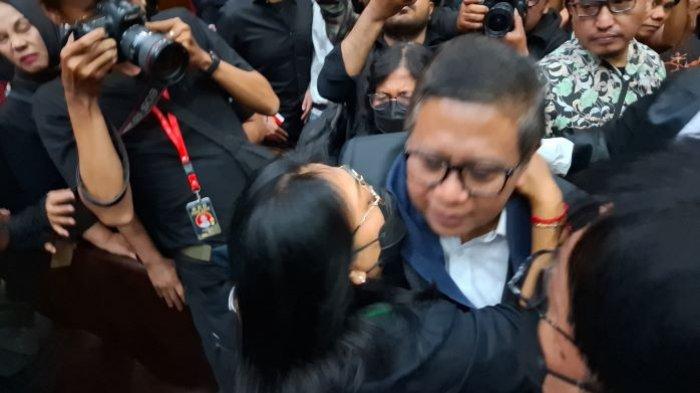 HASTO KRISTIYANTO - Momen Sekjen PDI Perjuangan Hasto Kristiyanto memeluk erat sang istri, Maria Stefani dan saudaranya, usai sidang di Pengadilan Tipikor Jakarta Pusat, Jumat (14/3/2025). Hasto sempat membisikkan sesuatu kepada sang istri, namun tak diketahui apa yang diucapkannya itu. (Ibriza/Tribunnews)