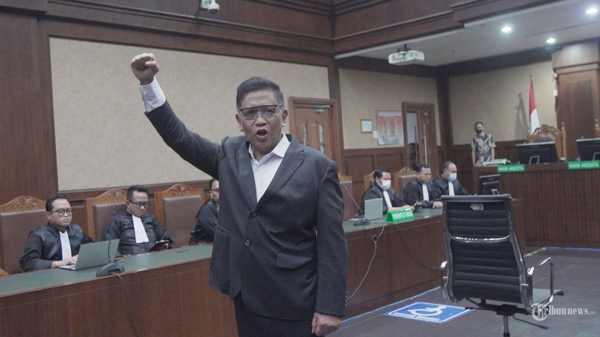 SIDANG VONIS HASTO - Sekretaris Jenderal (Sekjen) PDI-P Hasto Kristiyanto sebelum menjalani sidang vonis dugaan suap dan perintangan penyidikan perkara Harun Masiku di Pengadilan Tipikor Jakarta Pusat, Jumat (25/7/2025). 