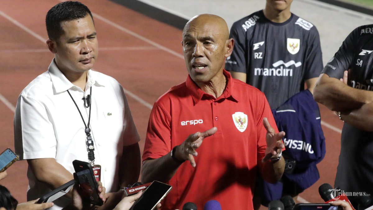 LATIHAN TIMNAS - Head of Scouting Timnas Indonesia Simon Tahamata menjawab pertanyaan wartawan disela-sela menyaksikan sesi latihan di Stadion Madya, Kompleks Gelora Bung Karno, Senayan, Jakarta, Senin (2/6/2025). Simon Tahamata resmi ditunjuk PSSI sebagai Head of Scouting Timnas Indonesia TRIBUNNEWS/IRWAN RISMAWAN