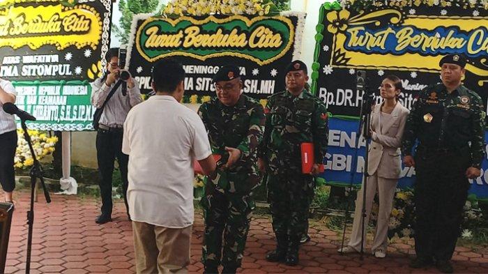 PEMAKAMAN HOTMA SITOMPUL - Jenazah Hotma Sitompul dimakamkan di Pemakaman San Diego Hills, Karawang, Jawa Barat, Sabtu (19/4/2025). Keluarga Hotma Sitompul melakukan proses upacara tutup peti sebelum jenazah diberangkatkan ke pemakaman San Diego Hills.