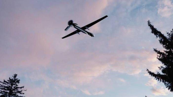 IRAN BALAS ISRAEL - Sebuah drone serang satu arah yang diyakini berasal dari Iran, melintasi wilayah udara Irak, Jumat (13/6/2025). Iran dilaporkan segera membalas serangan udara Israel yang menewaskan sejumlah petinggi militer mereka, ilmuan, serta sejumlah fasilitas pengayaan nuklir di negara tersebut. 