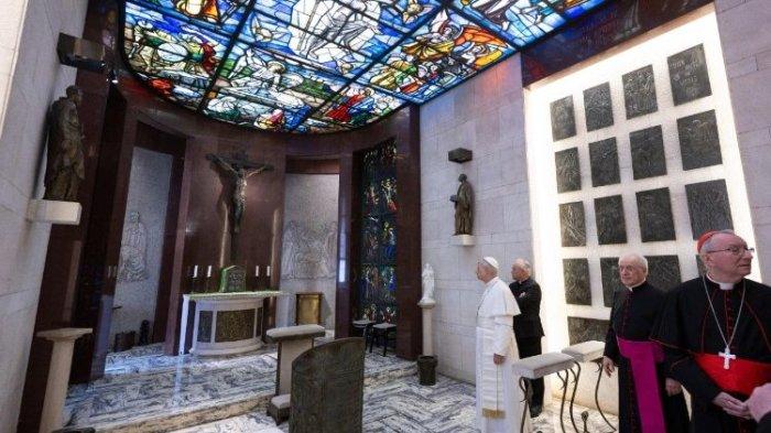 ISTANA APOSTOLIK. - Gambar diambil dari Vatican News (@Vatican Media), Sabtu (17/5/2025). - Paus Leo XIV mengunjungi kapel apartemen kepausan di Istana Apostolik. Pada akhir doa Regina Caeli dari Loggia Berkat pada tanggal 11 Mei, Paus Leo XIV membuka kembali apartemen kepausan di Istana Apostolik dengan melepas segel yang telah ditempatkan di sana pada sore hari tanggal 21 April setelah wafatnya Paus Fransiskus.