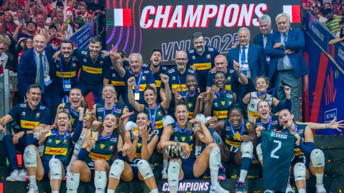 ITALIA JUARA VNL - Italia juara VNL 2025 putri seusai mengalahkan Brasil 3-1 (22-25, 25-18, 25-22, 25-22) di Atlas Arena, Polandia, Senin (28/7/2025) dini hari WIB.