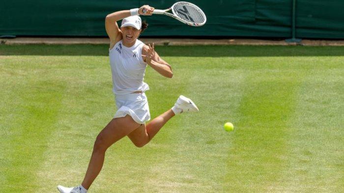 AKSI IGA SWIATEK - Petenis asal Polandia, Iga Swiatek, saat beraksi di turnamen tenis Wimbledon 2025.
