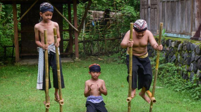 Dari Egrang hingga Gasing: Permainan Tradisional yang Menghidupkan Wisata Alam Indonesia