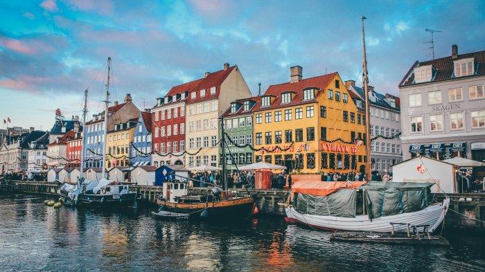Ilustrasi suasana di Nyhavn, Kopenhagen, Denmark