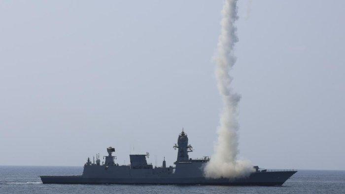INDIA TEMBAK RUDAL - Tangkap layar akun Angkatan AL India di X @indiannavy memperlihatkan Angkatan Laut India beberapa kali meluncurkan rudal Brahmos dari sejumlah kapal perangnya di Laut Arab.