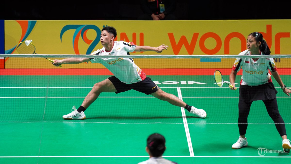 BAJC 2025 - Pebulu tangkis ganda campuran Indonesia, Kenzie Yoe/Luna Rianty Saffana bertanding melawan pebulu tangkis Myanmar, Phone Htet Zaw/Eaint Chit Phoo pada babak grup Kejuaraan Badminton Asia Junior Championships 2025 di GOR Indoor Manahan, Solo, Jumat (18/7/2025). Indonesia berhasil memenangkan pertandingan dengan skor akhir 110-47 atas Myanmar. Tribun Solo/Muhammad Nursina)