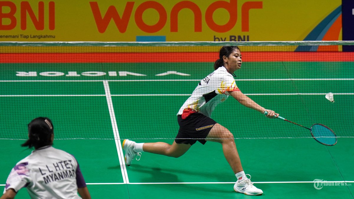 BAJC 2025 - Pebulu tangkis tunggal putri Indonesia, Thalita Ramadhani Wiryawan (kanan) bertanding melawan pebulu tangkis Myanmar, Lin Lin Htet pada babak grup Kejuaraan Badminton Asia Junior Championships 2025 di GOR Indoor Manahan, Solo, Jumat (18/7/2025). Indonesia berhasil memenangkan pertandingan dengan skor akhir 110-47 atas Myanmar. (Tribun Solo/Muhammad Nursina)