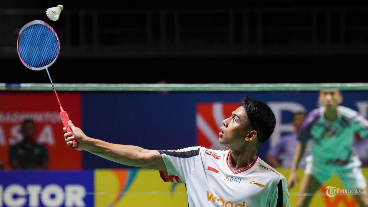 BAJC 2025 - Pebulu tangkis tunggal putra Indonesia, Moh Zaki Ubaidillah bertanding melawan pebulu tangkis Myanmar, Nyan Shaine Lin pada babak grup Kejuaraan Badminton Asia Junior Championships 2025 di GOR Indoor Manahan, Solo, Jumat (18/7/2025). Indonesia berhasil memenangkan pertandingan dengan skor akhir 110-47 atas Myanmar. Tribun Solo/Muhammad Nursina)
