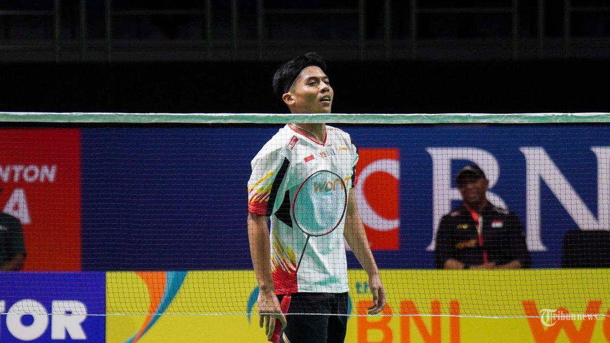 BAJC 2025 - Pebulu tangkis tunggal putra Indonesia, Moh Zaki Ubaidillah bertanding melawan pebulu tangkis Myanmar, Nyan Shaine Lin pada babak grup Kejuaraan Badminton Asia Junior Championships 2025 di GOR Indoor Manahan, Solo, Jumat (18/7/2025). Indonesia berhasil memenangkan pertandingan dengan skor akhir 110-47 atas Myanmar. Tribun Solo/Muhammad Nursina